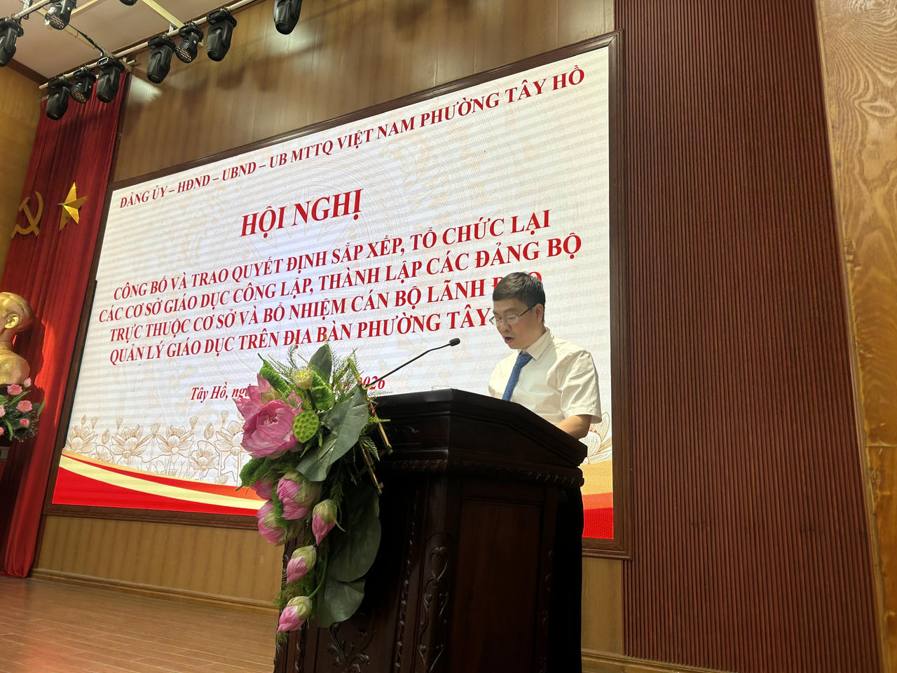 Ông Nguyễn Việt Cường - Ủy viên Ban Thường vụ, PCT UBND phường Tây Hồ công bố Quyết định thành lập các trường và Quyết định bổ nhiệm Hiệu trưởng, Hiệu phó các trường công lập trên địa bàn phường. (Ảnh: PV).