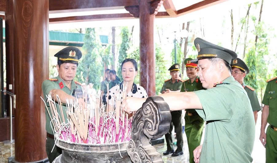 Đại tá, TS Nguyễn Đức Hà - Trưởng Khoa LLCT&KHXHNV cùng đoàn công tác dâng hương tưởng niệm các anh hùng, liệt sĩ tại Khu di tích Ngã ba Đồng Lộc.
