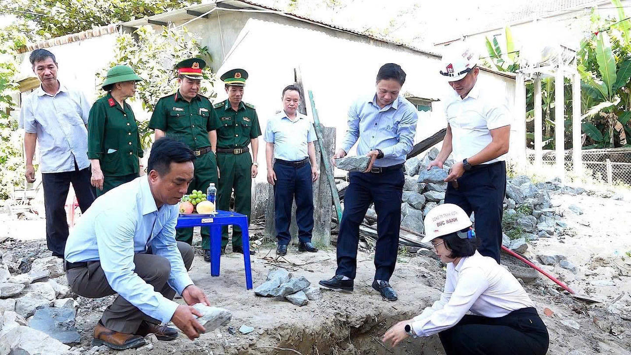 Các đại biểu thực hiện nghi thức khởi công xây dựng nhà mới cho gia đình bà Trần Thị Câu sau vụ hỏa hoạn. (Ảnh: Ủy ban MTTQ Việt Nam phường Bắc Gianh)