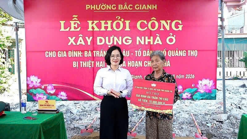 Bí thư Đảng ủy phường Bắc Gianh Đinh Thị Ngọc Lan trao kinh phí hỗ trợ gia đình bà Trần Thị Câu xây dựng lại nhà sau hỏa hoạn. (Ảnh: Ủy ban MTTQ Việt Nam phường Bắc Gianh)
