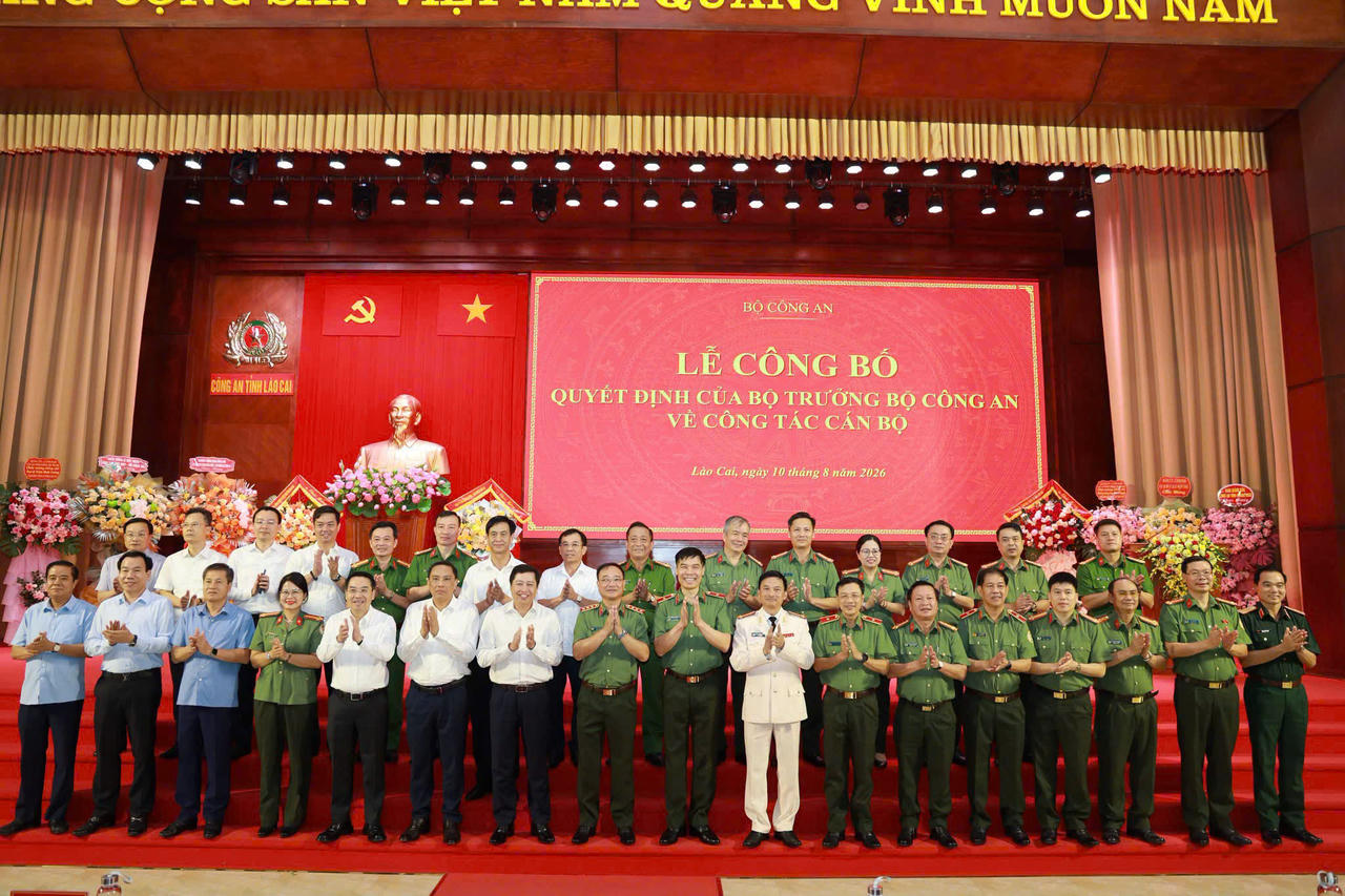 Các đại biểu chụp ảnh lưu niệm. (Ảnh: Công an tỉnh Lào Cai)