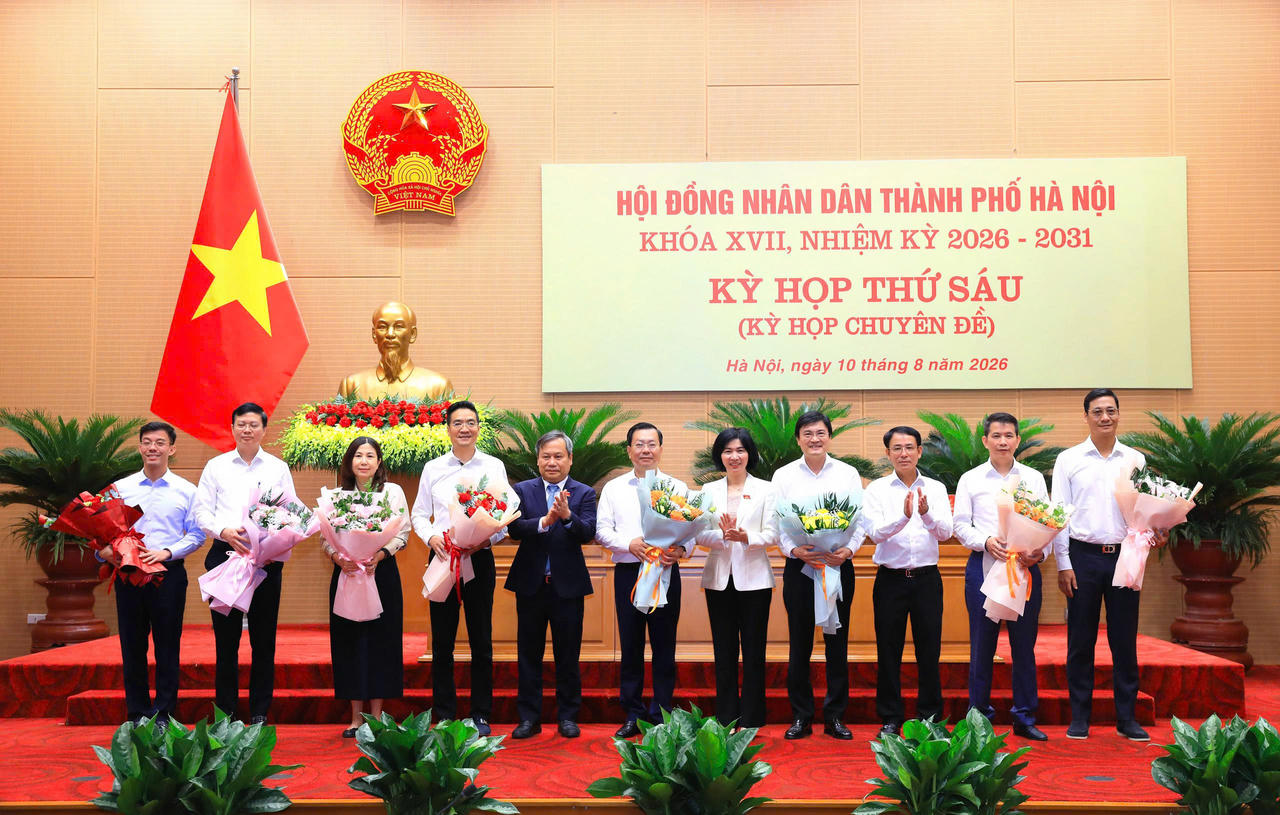 Lãnh đạo TP Hà Nội tặng hoa các đồng chí trong danh sách miễn nhiệm Ủy viên UBND TP.