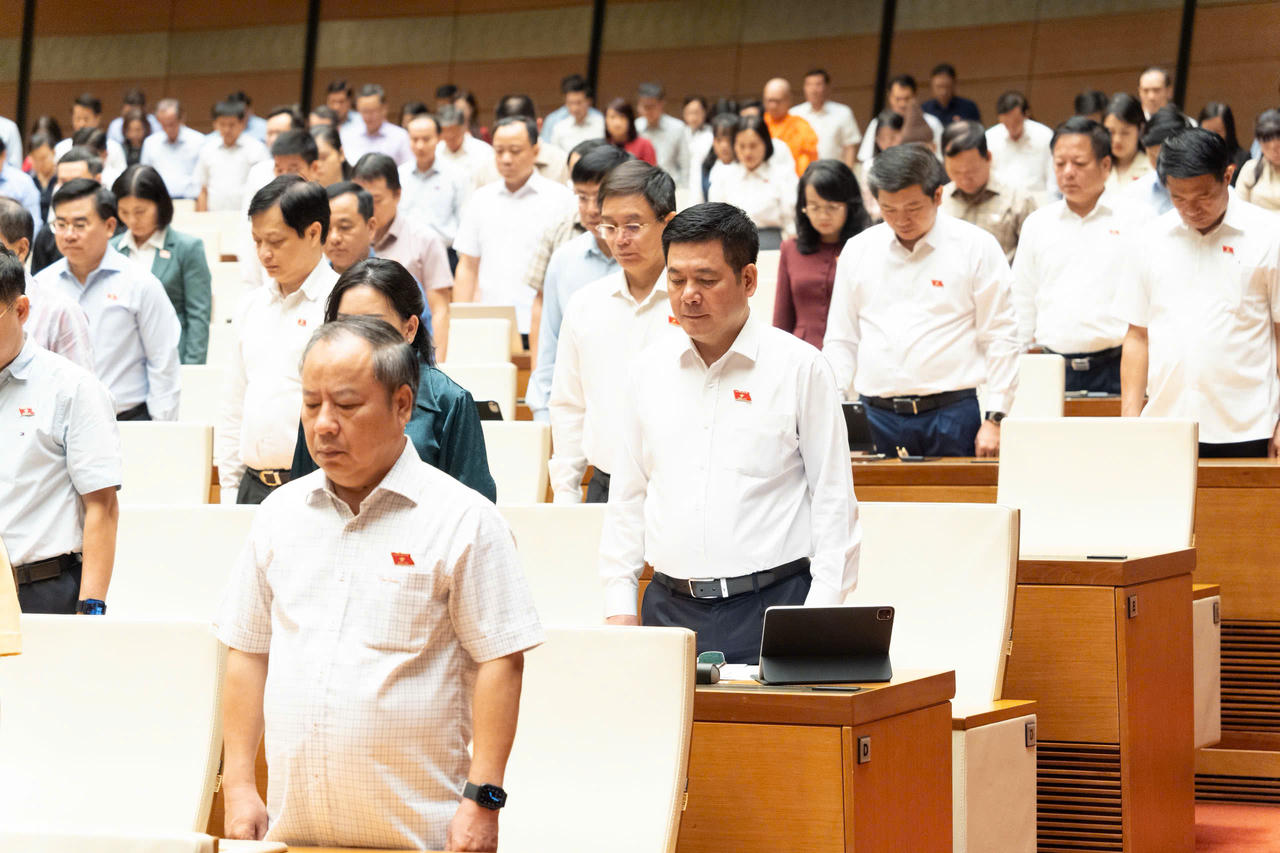Quốc hội dành phút mặc niệm Chủ tịch Quốc hội Lào Saysomphone Phomvihane