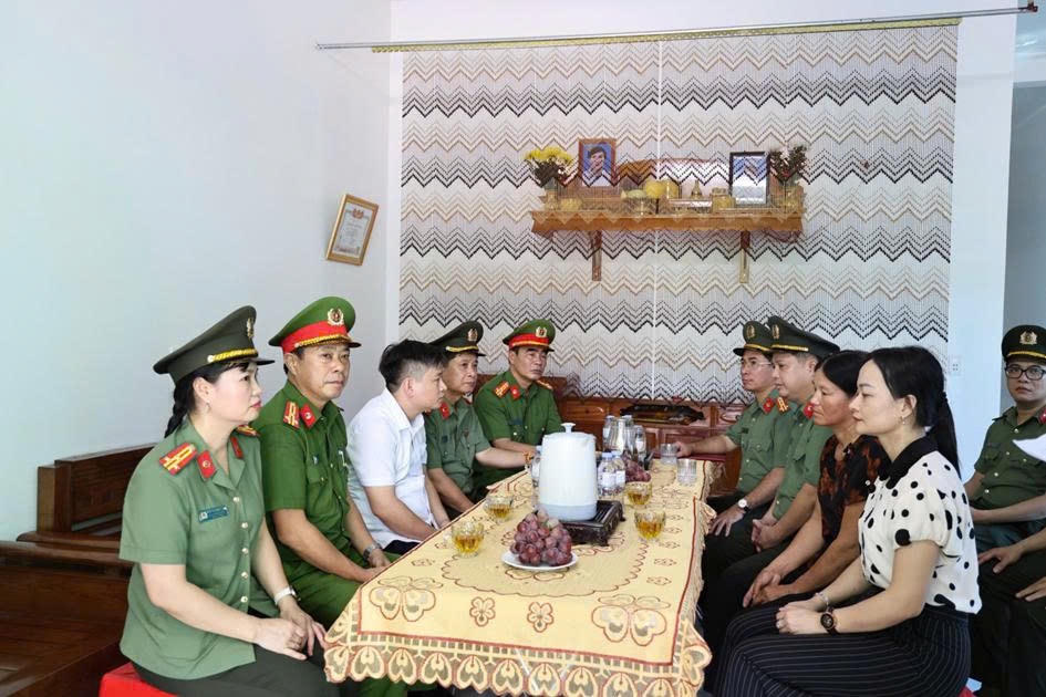 Đoàn công tác Học viện An ninh nhân dân thăm hỏi, động viên gia đình liệt sĩ Trần Bá Diệu.