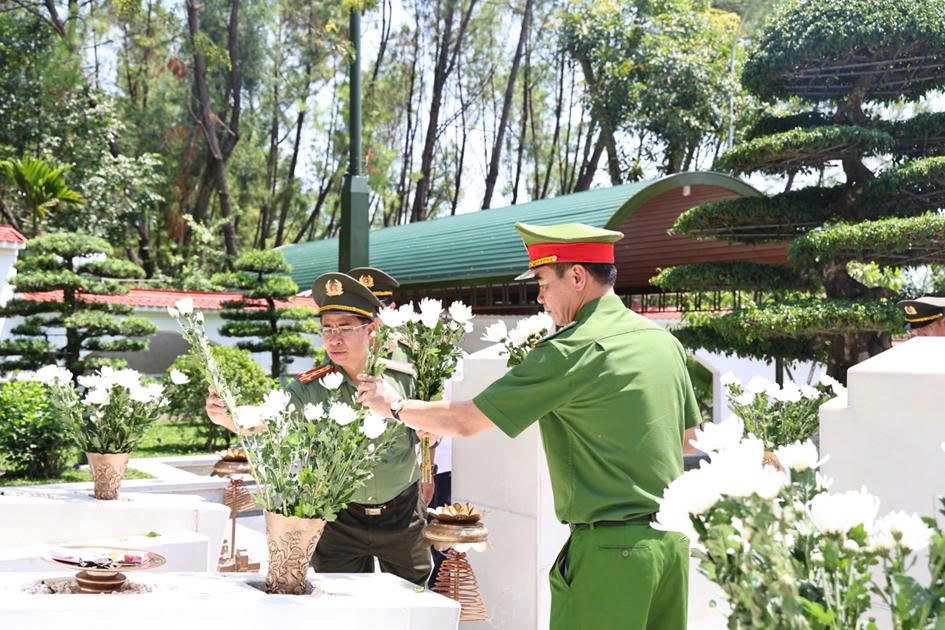 Đại tá, GS, TS Nguyễn Trường Thọ - Phó Giám đốc Học viện cùng đoàn công tác dâng hoa, thắp hương tưởng niệm các anh hùng, liệt sĩ tại Nghĩa trang Liệt sĩ Thanh niên xung phong Đồng Lộc.
