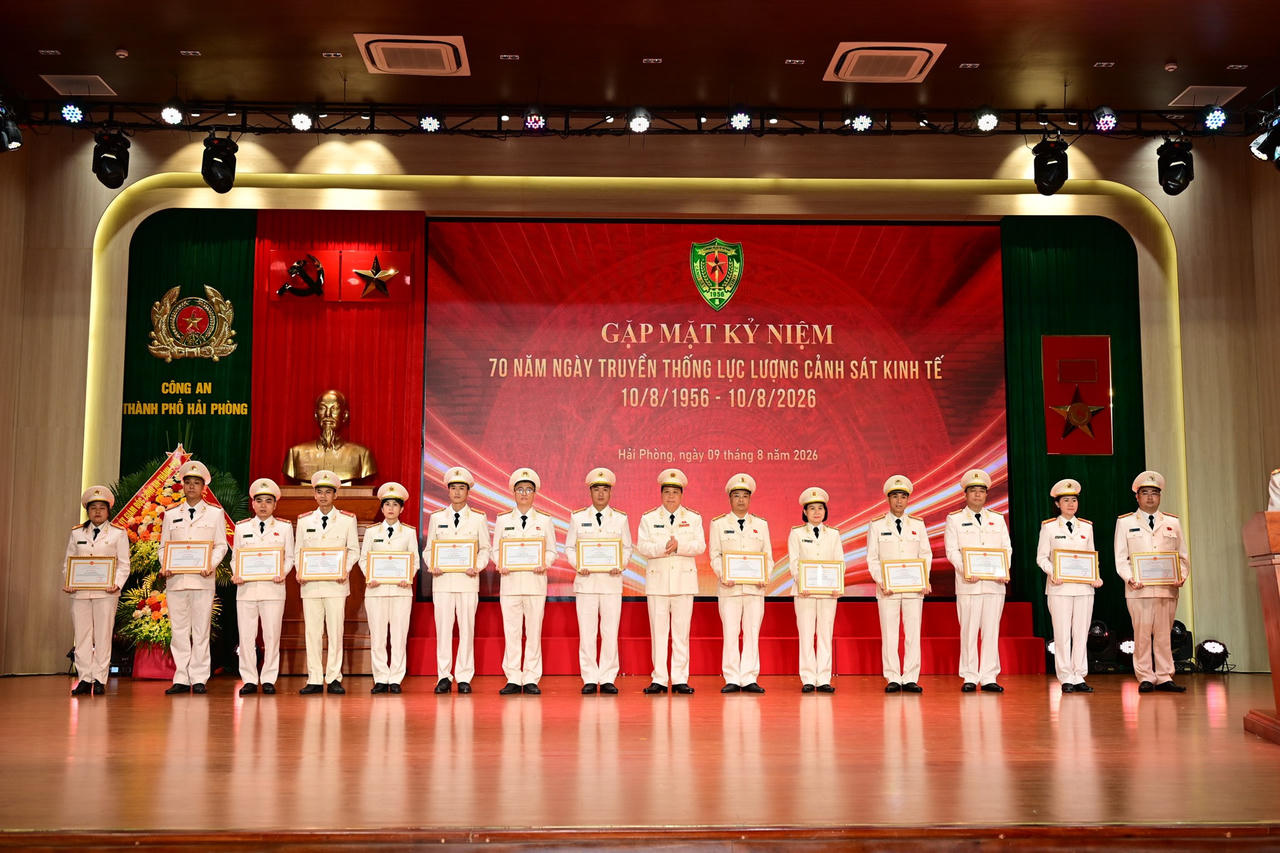 Đại tá Bùi Trung Thành, Phó Giám đốc, Thủ trưởng Cơ quan Cảnh sát điều tra CATP Hải Phòng trao giấy khen của Giám đốc CATP tặng 14 cá nhân (Ảnh Công an TP)