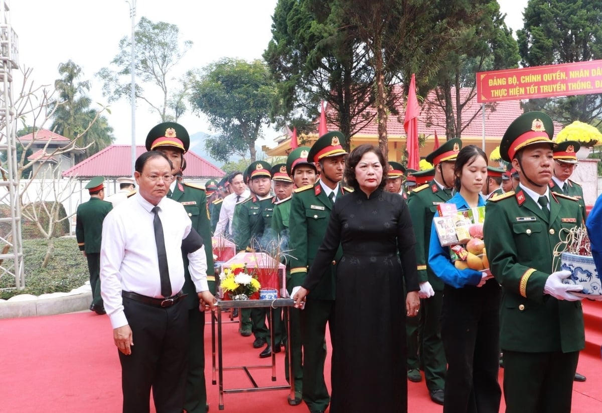 Các đồng chí lãnh đạo thực hiện nghi thức di quan các liệt sĩ ra nơi an táng. Ảnh: Nguyễn Nga