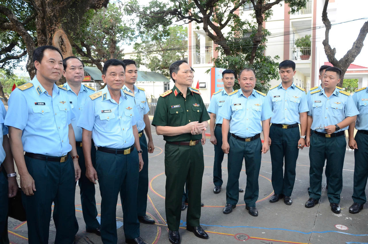 Thượng tướng Phạm Trường Sơn - Phó Tổng Tham mưu trưởng kiểm tra, động viên phi công Trung đoàn 925, Sư đoàn 372 thực hiện nhiệm vụ Diễn tập bắn, ném bom đạn thật.