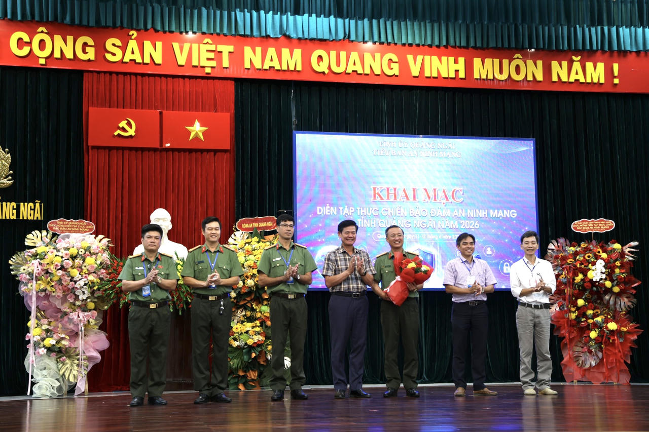 Tại Lễ khai mạc, Công an tỉnh Quảng Ngãi công bố Quyết định của UBND tỉnh Quảng Ngãi về kiện toàn Đội ứng cứu sự cố an toàn thông tin mạng tỉnh Quảng Ngãi (ảnh Quảng Ngãi (ảnh Vân Anh)