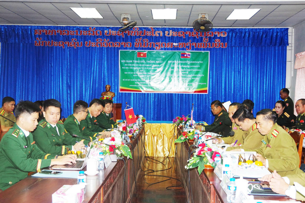 Quang cảnh hội đàm về chuẩn bị cho diễn tập liên hợp đánh bắt tội phạm mua bán, vận chuyển ma túy có vũ khí qua biên giới Việt Nam - Lào. (Ảnh: Hoài Nam).