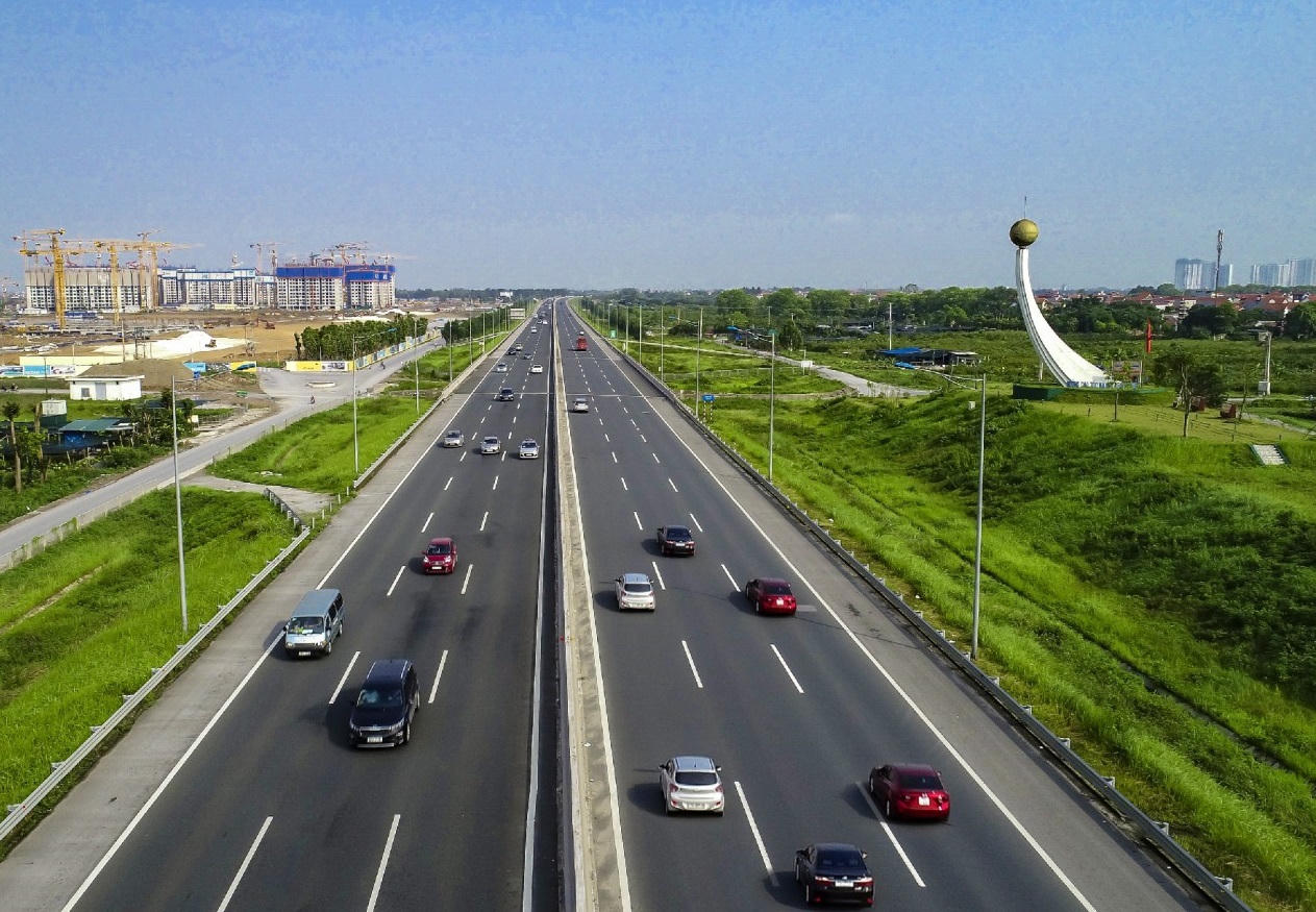 Cục Cảnh sát giao thông thí điểm làn vượt xe trên cao tốc