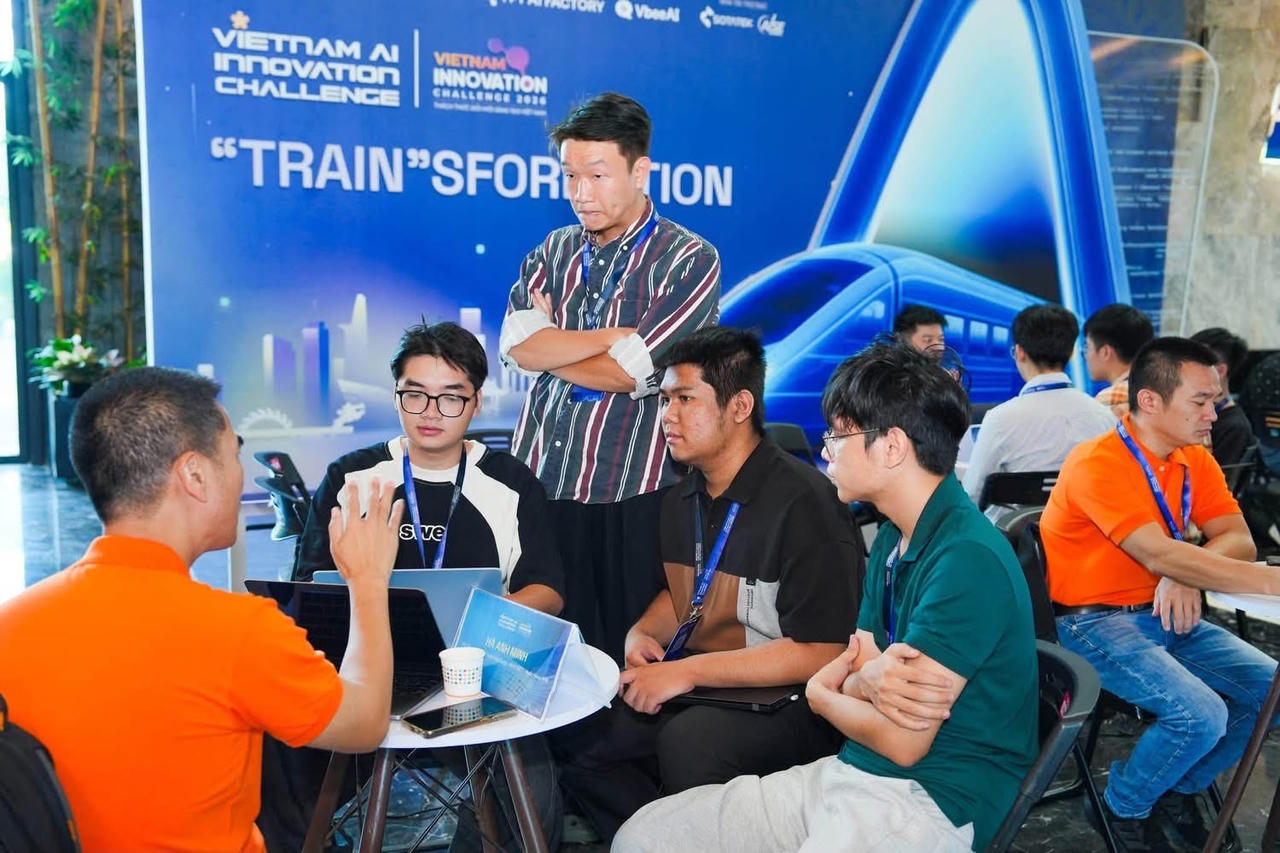  Tại VAIC 2026, SHB đưa ra những bài toán thật trong lĩnh vực tài chính - ngân hàng để các tài năng trong cộng đồng AI cùng tư duy và đề xuất giải pháp.&nbsp;