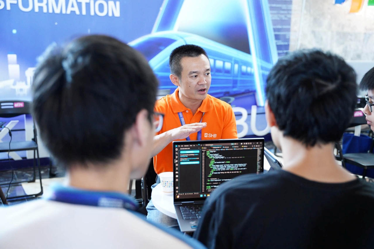  Đội ngũ cố vấn của SHB luôn đồng hành cùng các đội thi trên hành trình chinh phục Vietnam AI Innovation Challenge 2026.&nbsp;