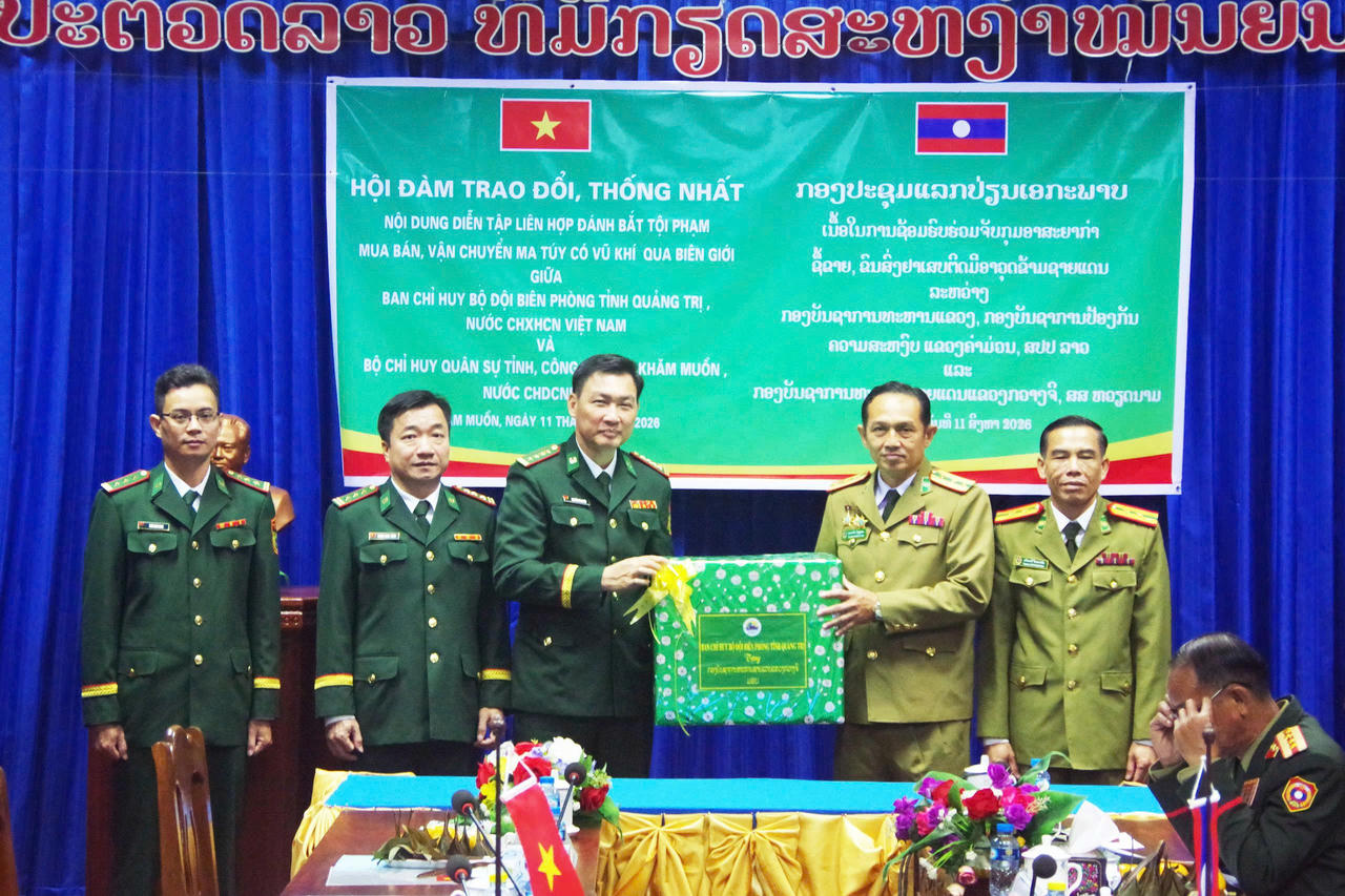 Đoàn công tác Ban Chỉ huy Bộ đội Biên phòng tỉnh Quảng Trị tặng quà đoàn công tác Công an tỉnh Khăm Muồn. (Ảnh: Hoài Nam).