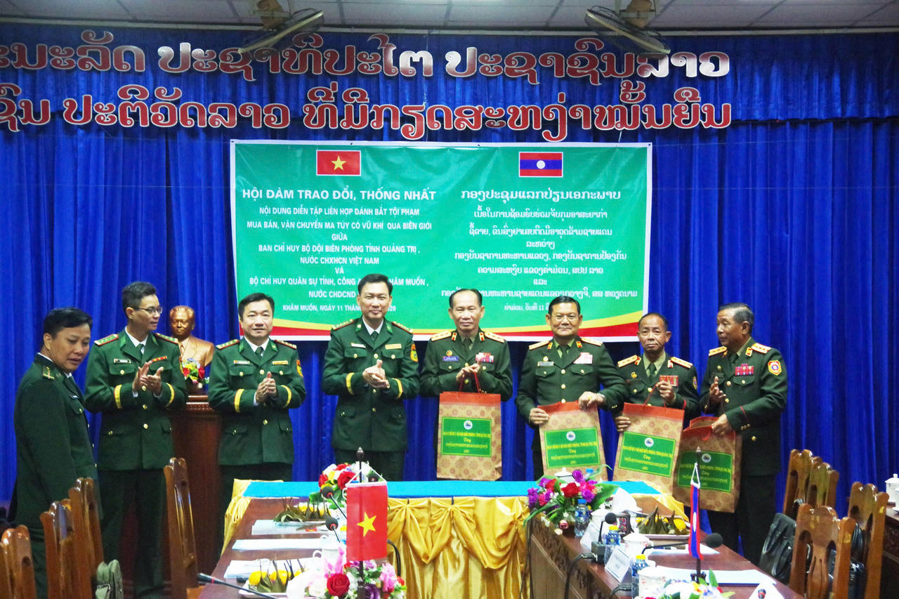 Đoàn công tác Ban Chỉ huy Bộ đội Biên phòng tỉnh Quảng Trị tặng quà đoàn công tác Bộ Chỉ huy Quân sự tỉnh Khăm Muồn. (Ảnh: Hoài Nam).