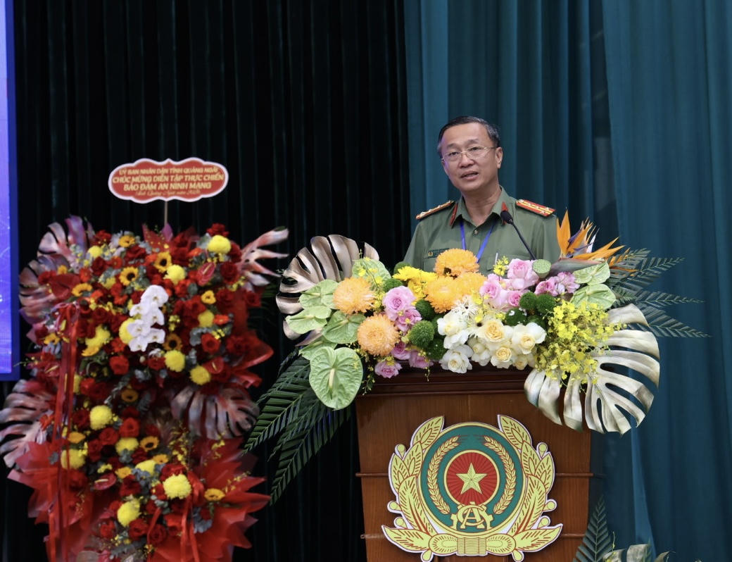 Đại tá Nguyễn Thành Long, Phó Giám đốc Công an tỉnh, thành viên Tiểu ban An ninh mạng, Đội trưởng Đội ứng cứu sự cố an toàn thông tin mạng, Trưởng Ban Chỉ đạo Chương trình Tập huấn - Diễn tập thực chiến bảo đảm an ninh mạng tỉnh Quảng Ngãi năm 2026 phát biểu tại Lễ khai mạc (ảnh Vân Anh)