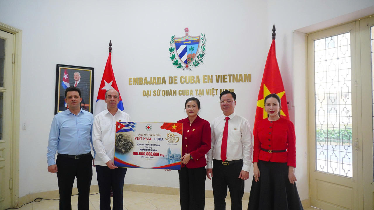Chủ tịch Trung ương Hội Chữ thập đỏ Việt Nam Đỗ Thị Thu Thảo trao bảng tượng trưng số tiền ủng hộ 100 tỷ đồng tới Đại sứ nước Cộng hòa Cuba tại Việt Nam Rogelio Polanco Fuentes. (Ảnh: Trung ương Hội Chữ thập đỏ Việt Nam)
