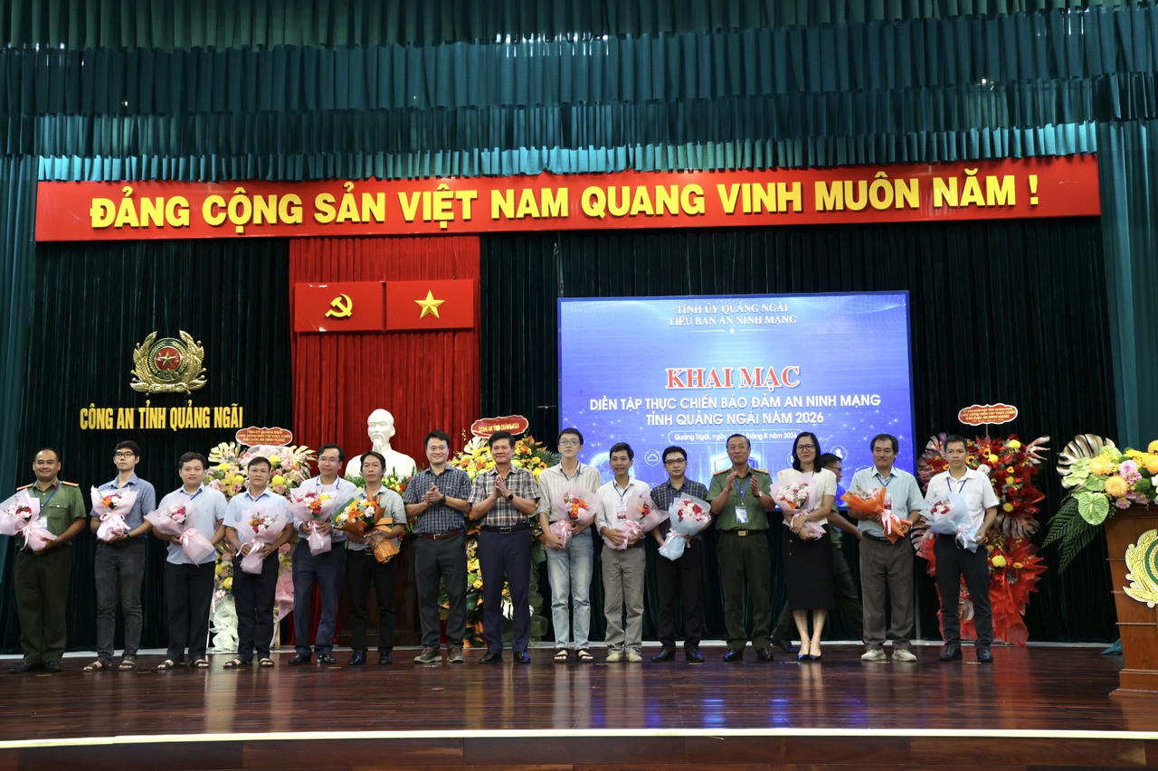 Diễn tập là cuộc tranh tài của 12 đội với 2 đội phòng thủ  và 10 đội tấn công theo hình thức thực chiến trên các hệ thống thông tin đang vận hành tại các trung tâm dữ liệu tỉnh. (ảnh Vân Anh)