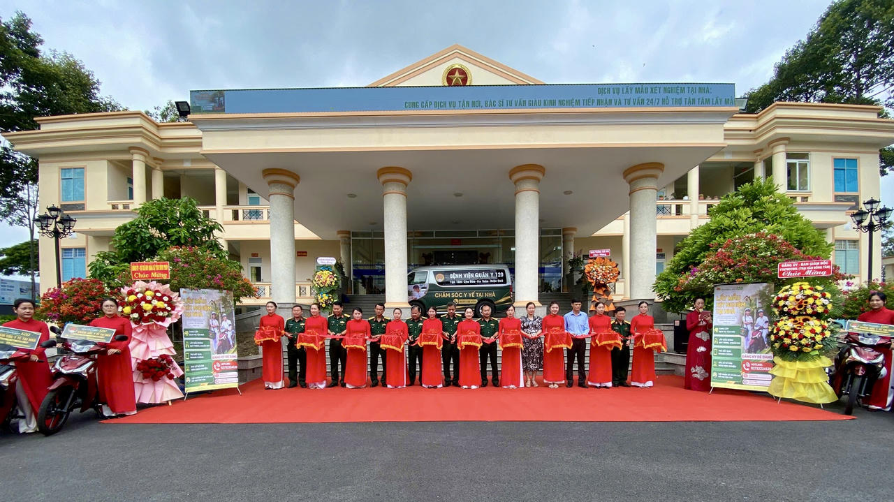 Các đại biểu thực hiện nghi thức cắt băng khai trương. Ảnh: Thiện Lê