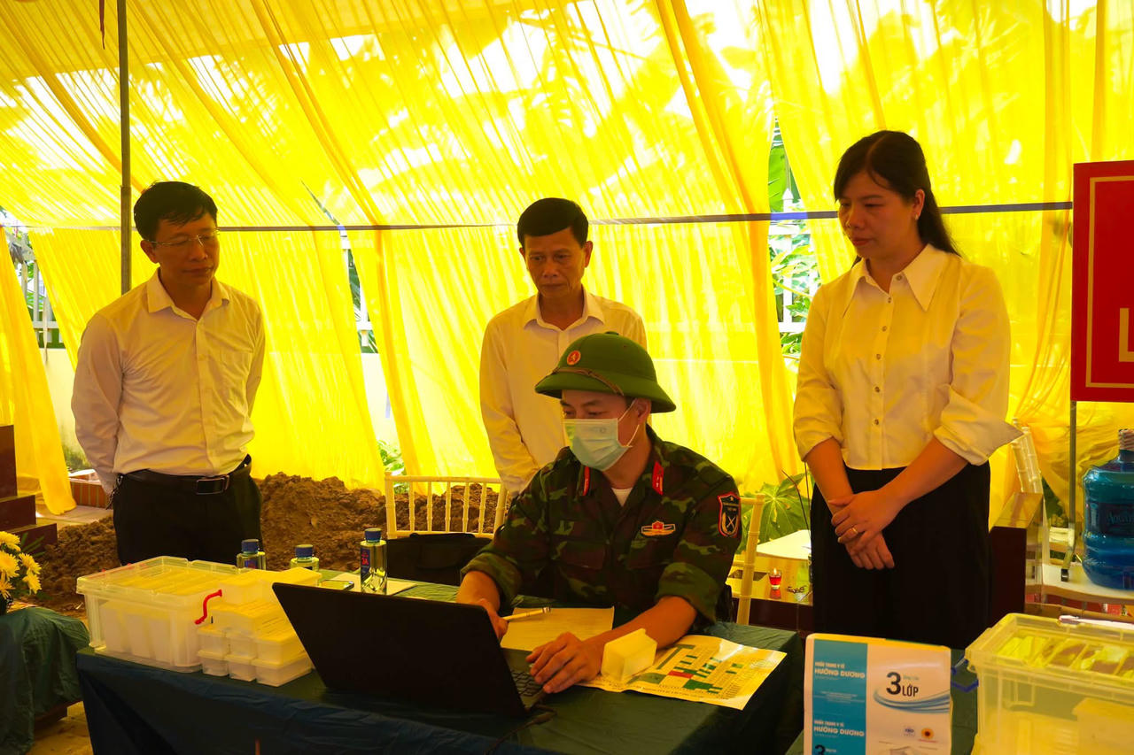 Lực lượng chuyên môn thực hiện việc lấy mẫu theo quy trình chặt chẽ, bảo đảm yêu cầu về kỹ thuật, tính chính xác của thông tin cũng như sự tôn nghiêm tại nơi an nghỉ của các Anh hùng liệt sĩ. (Ảnh: Cổng TTĐT xã Tiên Lãng)