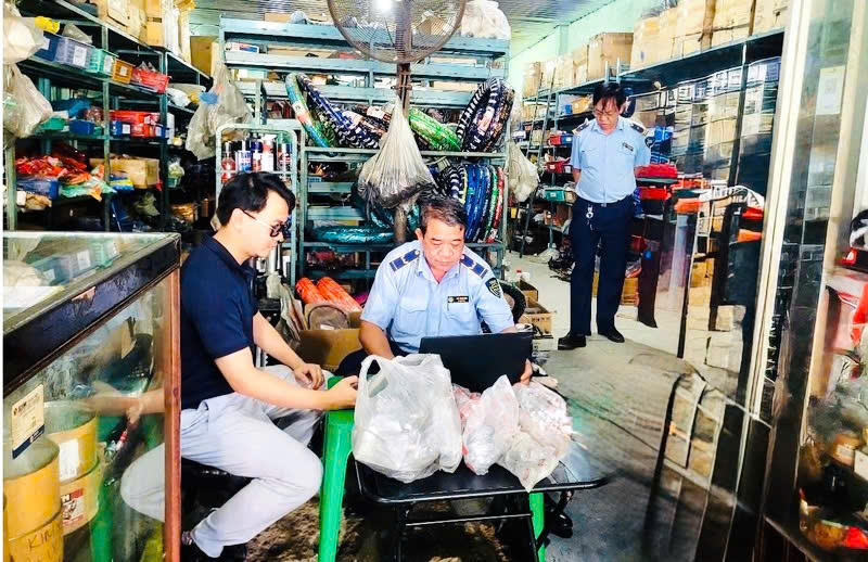 Tang vật một vụ việc giả mạo nhãn hiệu, không có hóa đơn, chứng từ hợp pháp,
bị lực lượng quản lý thị trường Đồng Nai phát hiện.