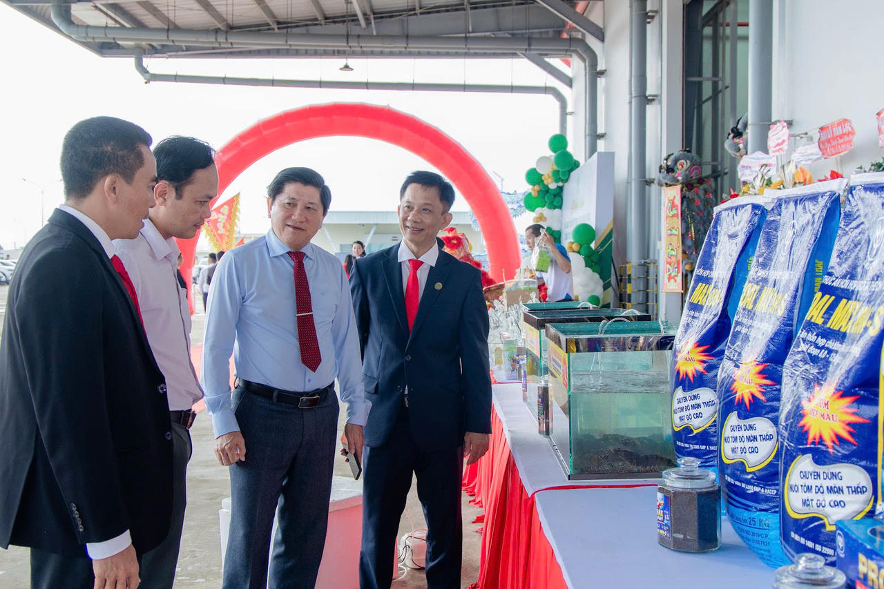 Ông Lê Văn Sử, Phó Chủ tịch UBND tỉnh Cà Mau, cùng các đại biểu tham quan khu vực trưng bày sản phẩm tại lễ khánh thành Nhà máy sản xuất thức ăn thủy sản Cà Mau - C.P. Việt Nam. Ảnh: C.P. Việt Nam