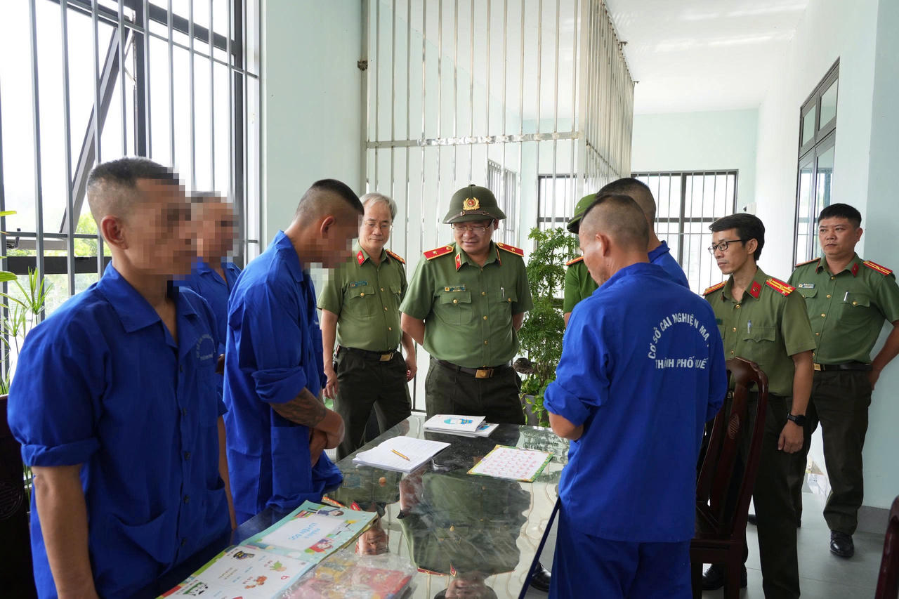 Thiếu tướng Nguyễn Thanh Tuấn - Giám đốc Công an thành phố Huế kiểm tra tại Cơ sở cai nghiện ma túy thành phố. (Ảnh: Phan Bé)