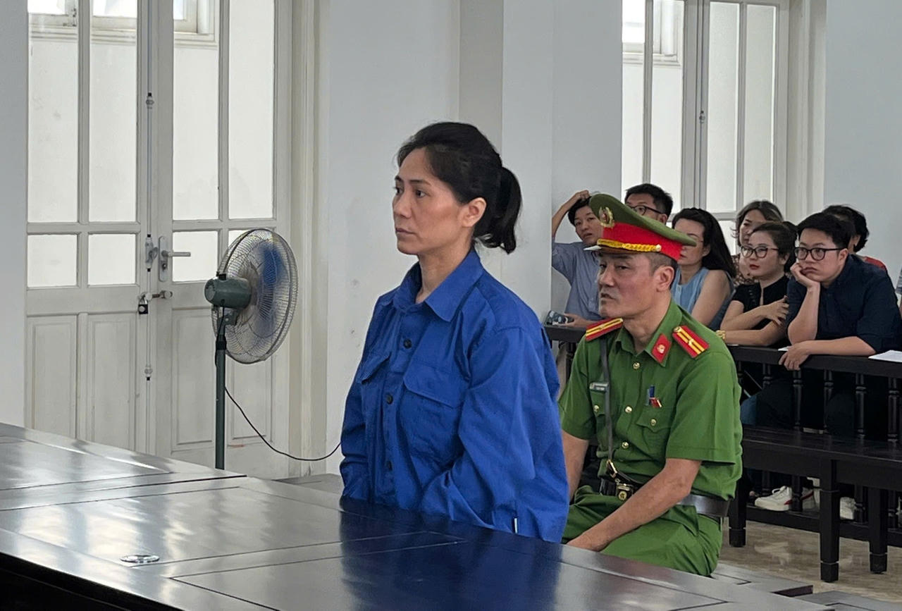 Lý do hoãn phiên xử nữ Giám đốc show 'Về đây bốn cánh chim trời' Lý do hoãn phiên xử nữ Giám đốc show 'Về đây bốn cánh chim trời'