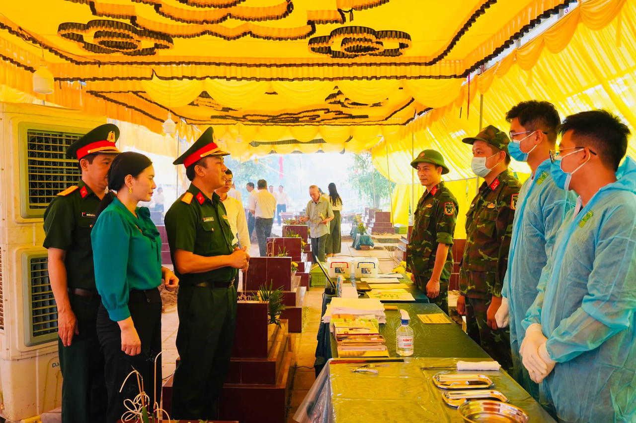 Các đại biểu động viên lực lượng lấy mẫu hài cốt liệt sĩ để giám định ADN (Ảnh: Cổng TTĐT xã Tiên Lãng)