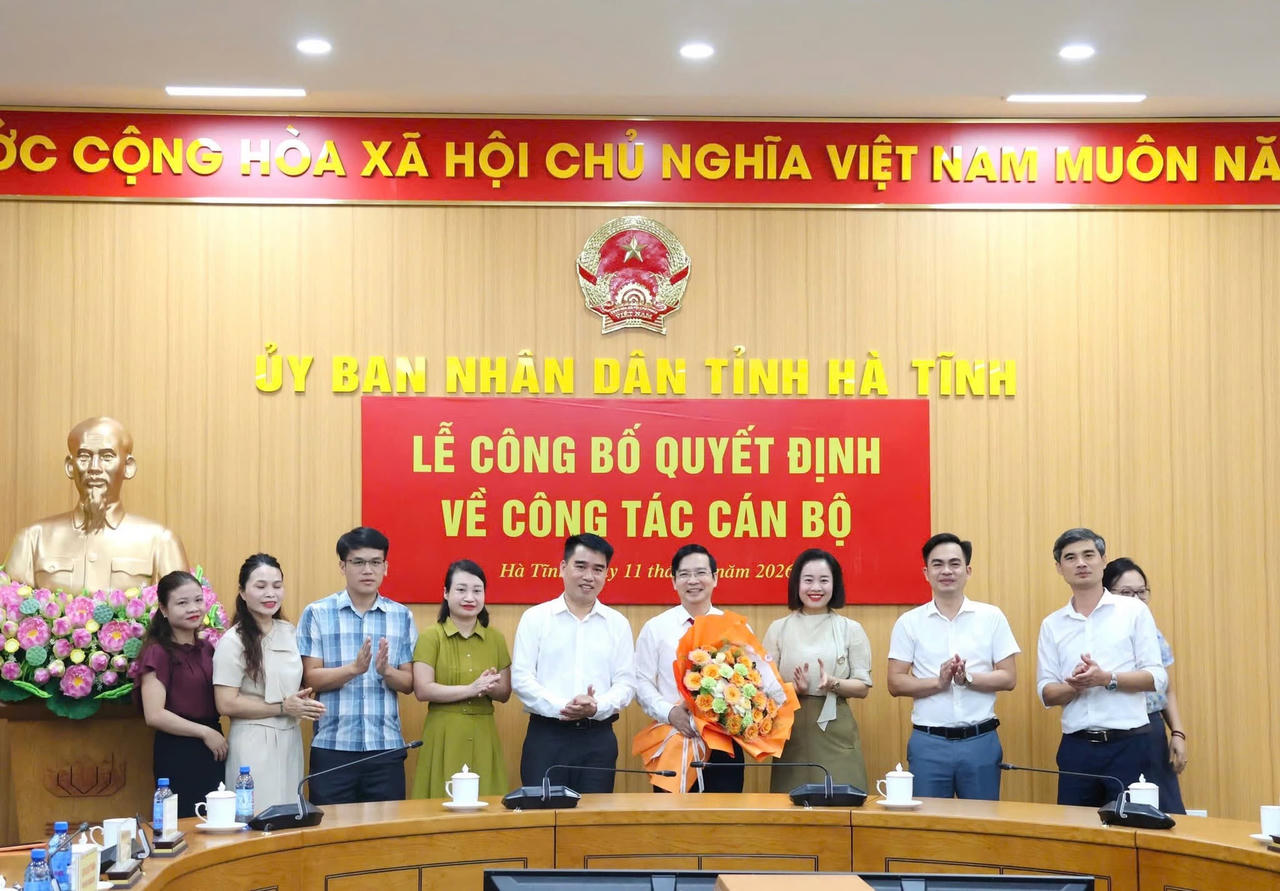 Ban giám đốc và trưởng một số phòng, ban Sở Tư Pháp Hà Tĩnh chúc mừng tân Phó Giám đốc Sở Tư pháp Trần Công Thành. Ảnh: Sở Tư Pháp HT.