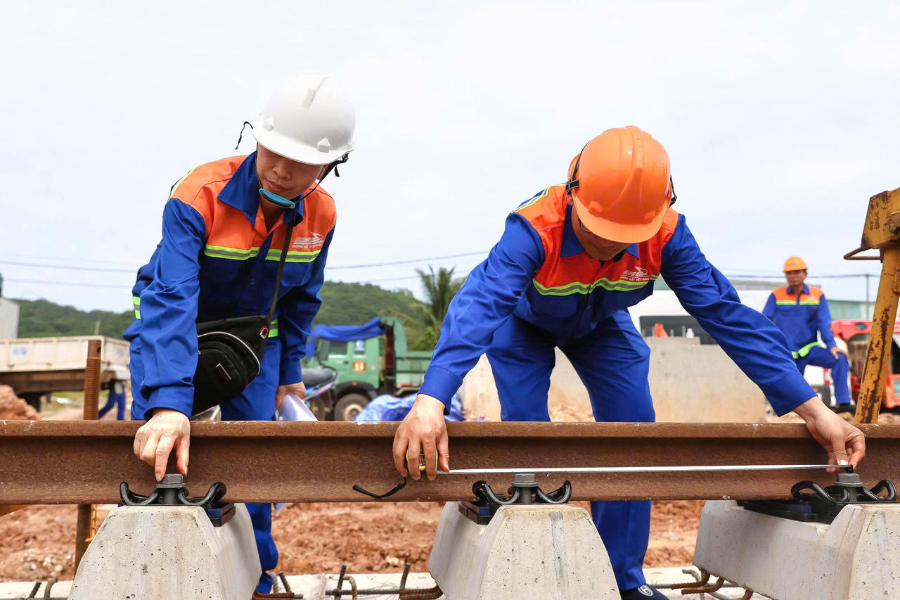 Lực lượng kỹ sư, công nhân tiến hành công tác lắp ray hiệu chuẩn tuyến LRT Phú Quốc trên công trường. Ảnh: Sun Group