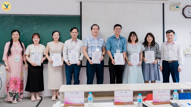 Các báo cáo viên nhận giấy chứng nhận tham gia từ Ban tổ chức.