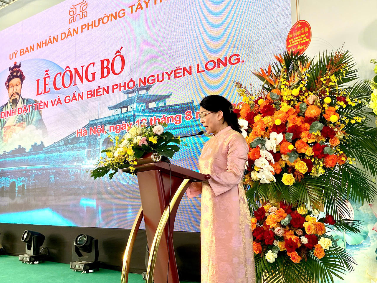 Đại diện UBND phường Tây Hồ đọc quyết định tại buổi lễ. (Ảnh: PV)