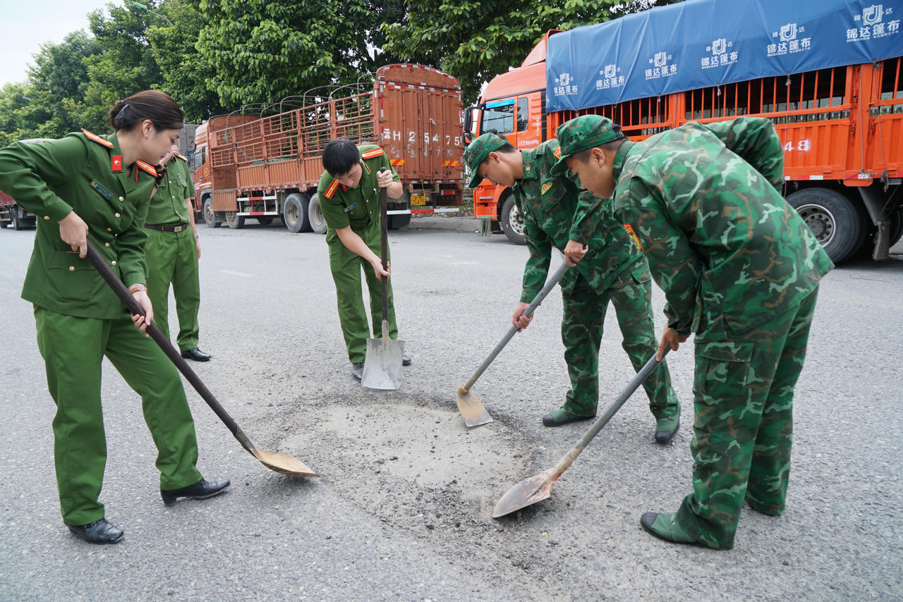 3 lực lượng phối hợp ra quân khắc phục đường xuống cấp tại Khu công nghiệp Kim Thành - Lào Cai