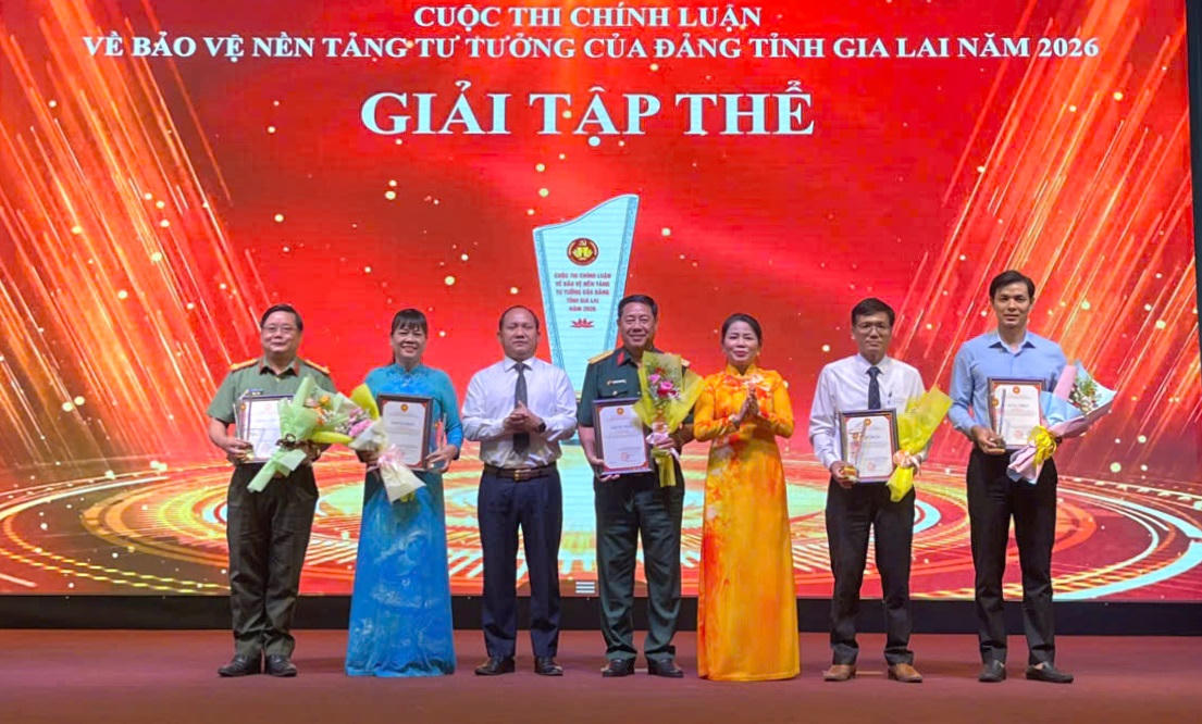 Trao giải cho các tập thể. (Ảnh: BTC)