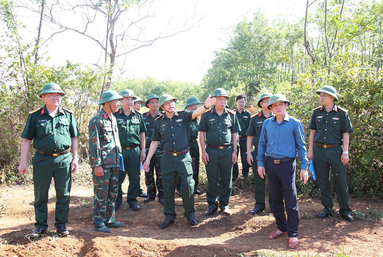Các lực lượng trao đổi, làm rõ thông tin liên quan đến những vị trí nghi có hài cốt liệt sĩ. (Ảnh: Hoàng Cuối)