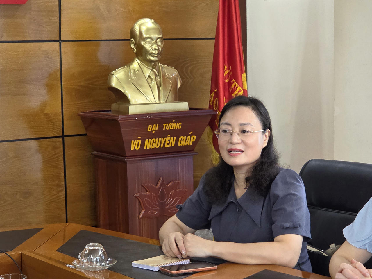 Phó Tổng biên tập, Chủ tịch Công đoàn Báo Pháp luật Việt Nam Vũ Hồng Thúy chia sẻ tại buổi trao sổ tiết kiệm.