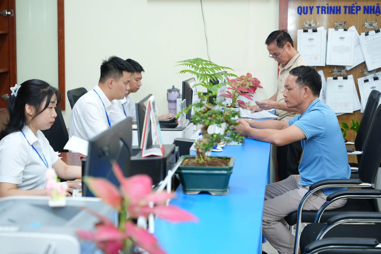 Chuyển đổi số trong cải cách thủ tục hành chính là nhiệm vụ trọng tâm của xã Phù Đổng. (Ảnh: Nguyễn Sơn)
