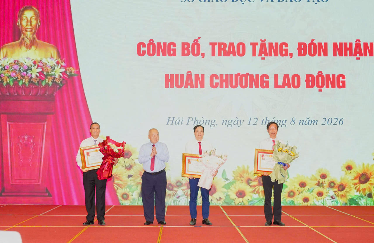 Ông Đỗ Thành Trung, Phó Bí thư Thành ủy, Chủ tịch UBND thành phố trao Huân chương Lao động Hạng Ba cho các cá nhân có thành tích xuất sắc. (Ảnh Cổng TTĐT Hải Phòng)