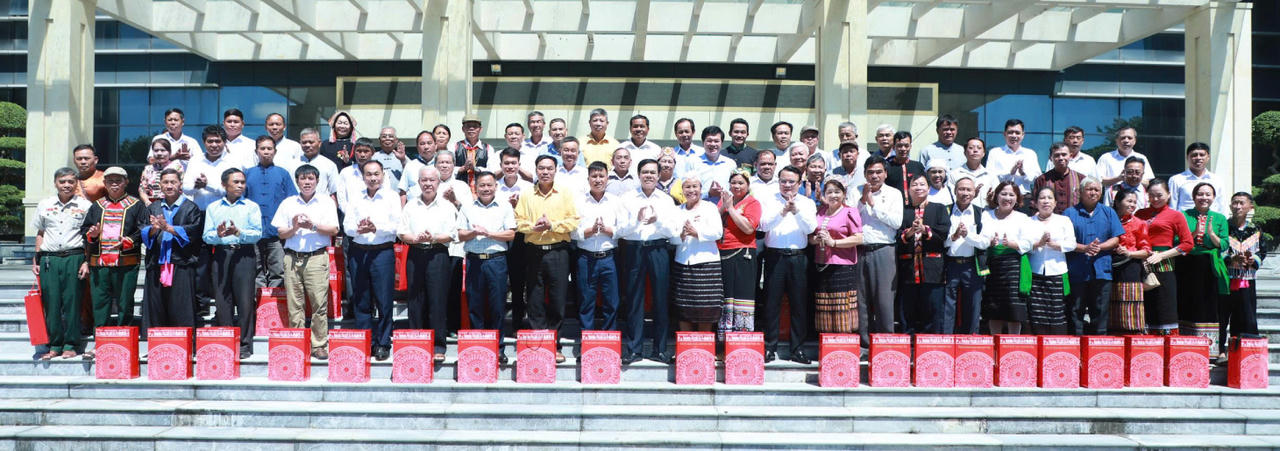 Lãnh đạo tỉnh Nghệ An chụp ảnh lưu niệm với các đại biểu người uy tín tiêu biểu tại buổi gặp mặt. (ảnh Ngô Toàn)