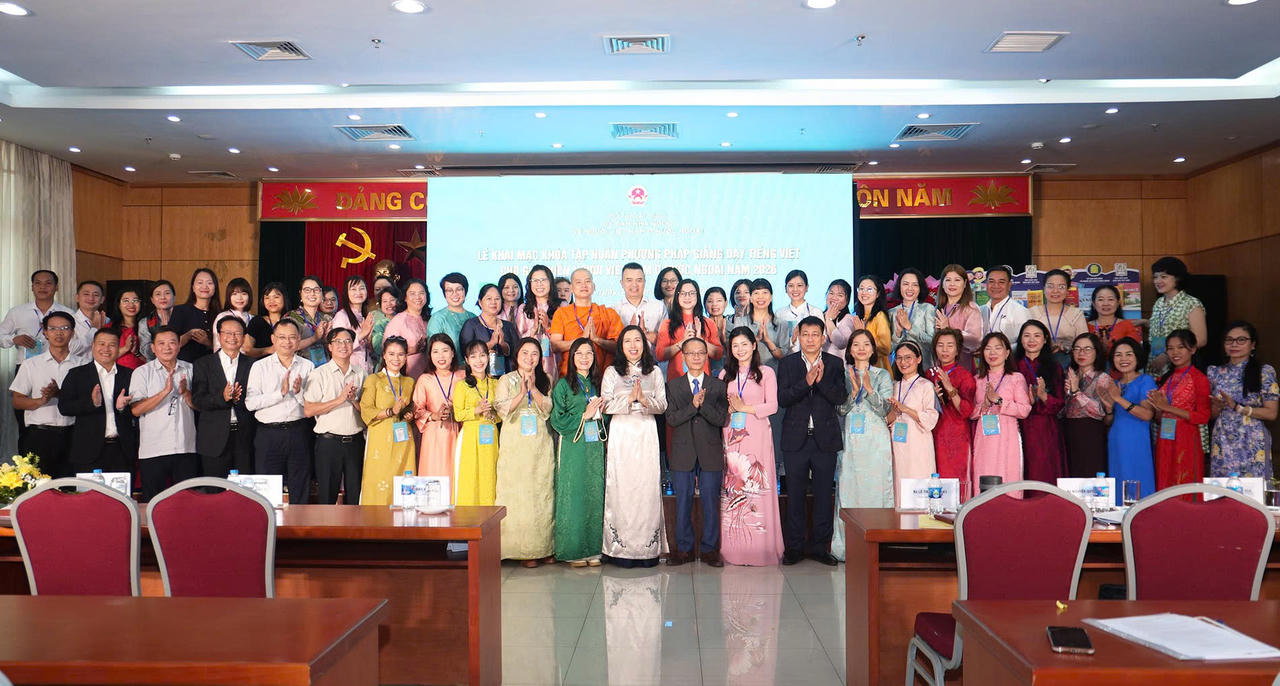 Các đại biểu và các giáo viên kiều bào chụp ảnh lưu niệm. Ảnh: Thành Long