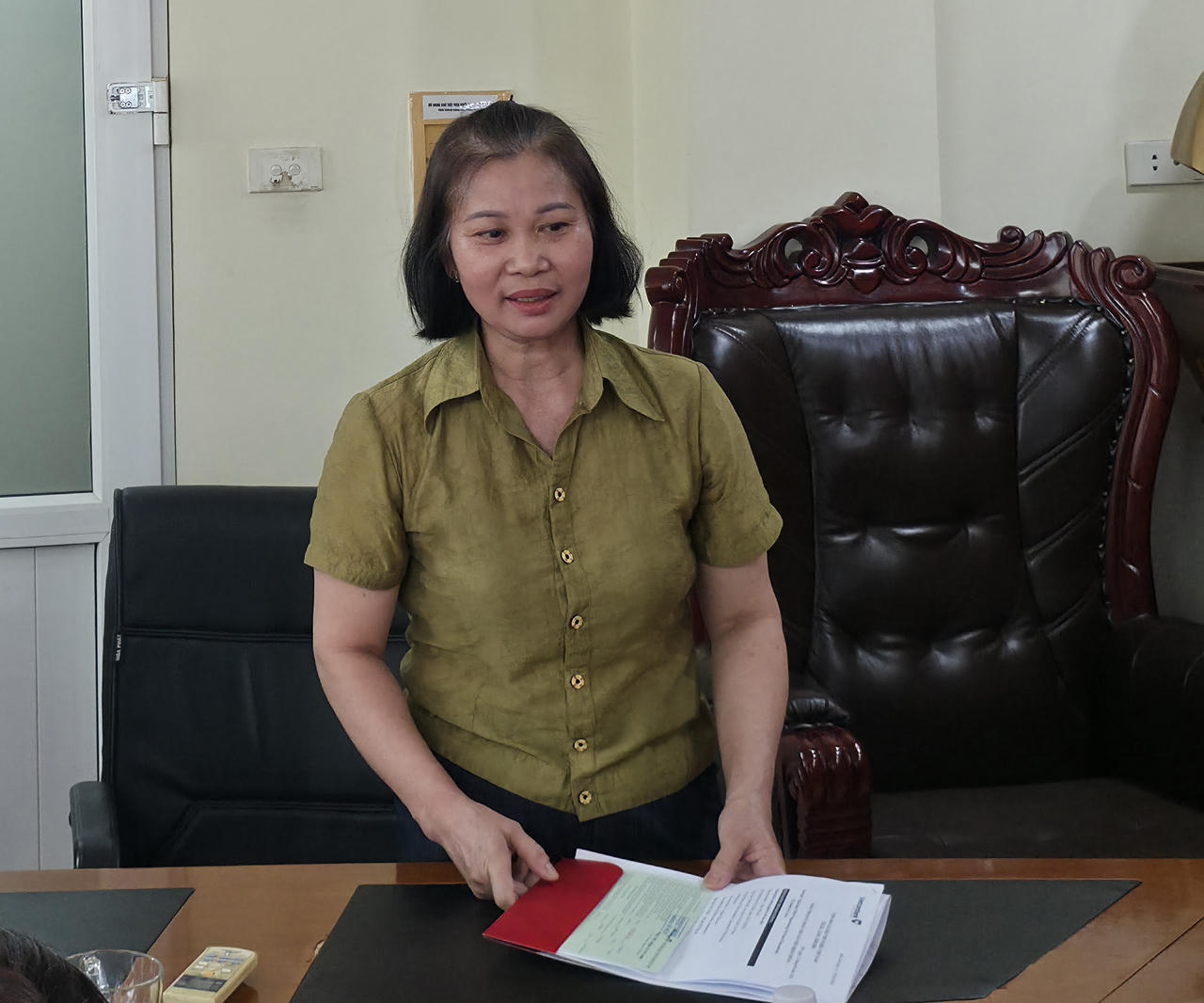 Mẹ chị Tuyết xúc động trước tấm lòng của cán bộ, phóng viên, nhân viên tòa soạn