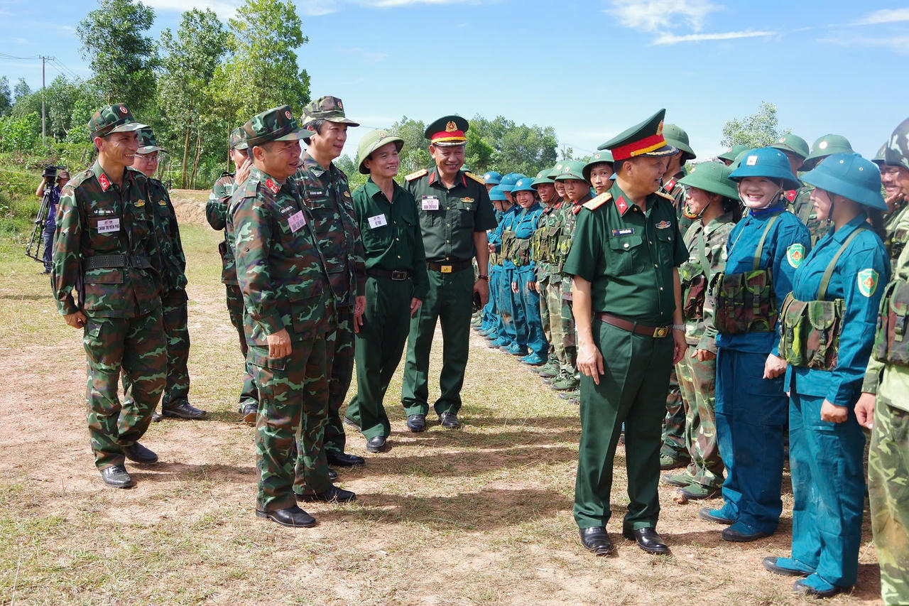 Thủ trưởng Quân khu, Ban Chỉ đạo, Ban tổ chức tỉnh và phường Quảng Trị, xã Diên Sanh động viên các lực lượng tham gia thực binh tập kích địch tạm dừng. (Ảnh: Xuân Diện)
