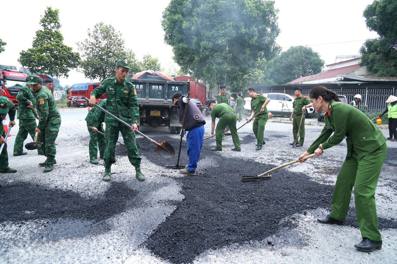 3 lực lượng phối hợp ra quân khắc phục đường xuống cấp tại Khu công nghiệp Kim Thành - Lào Cai