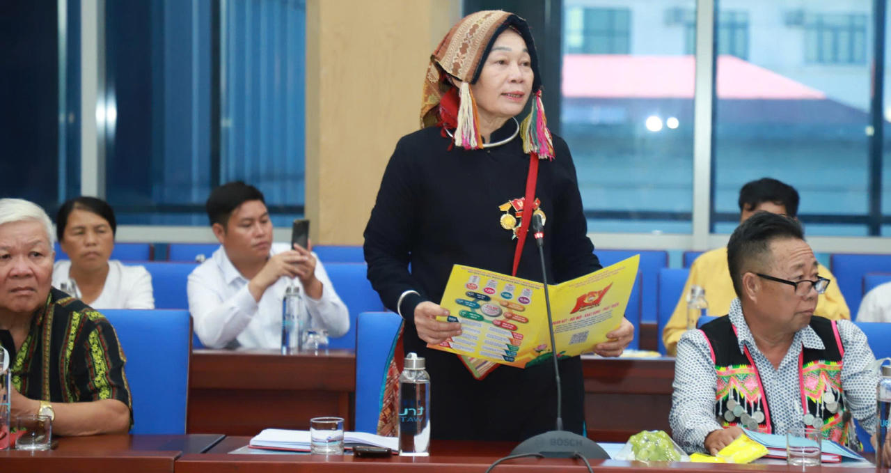 Người có uy tín Sầm Thị Xanh (xã Châu Tiến) tham gia đóng góp ý kiến tại buổi gặp mặt trong việc giữ gìn, phát huy bản sắc văn hóa truyền thống gắn với phát triển du lịch cộng đồng. (ảnh Ngô Toàn)