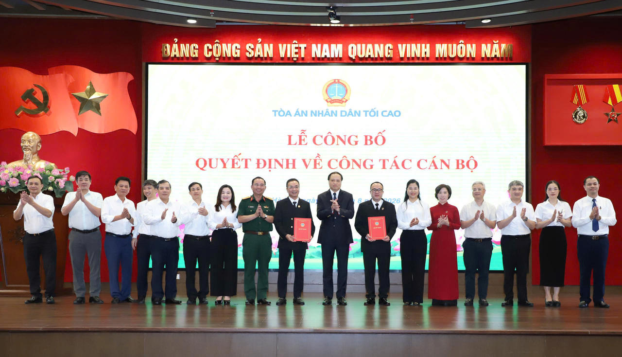Đại diện lãnh đạo các đơn vị tặng hoa chúc mừng 2 cán bộ mới nhận nhiệm vụ.