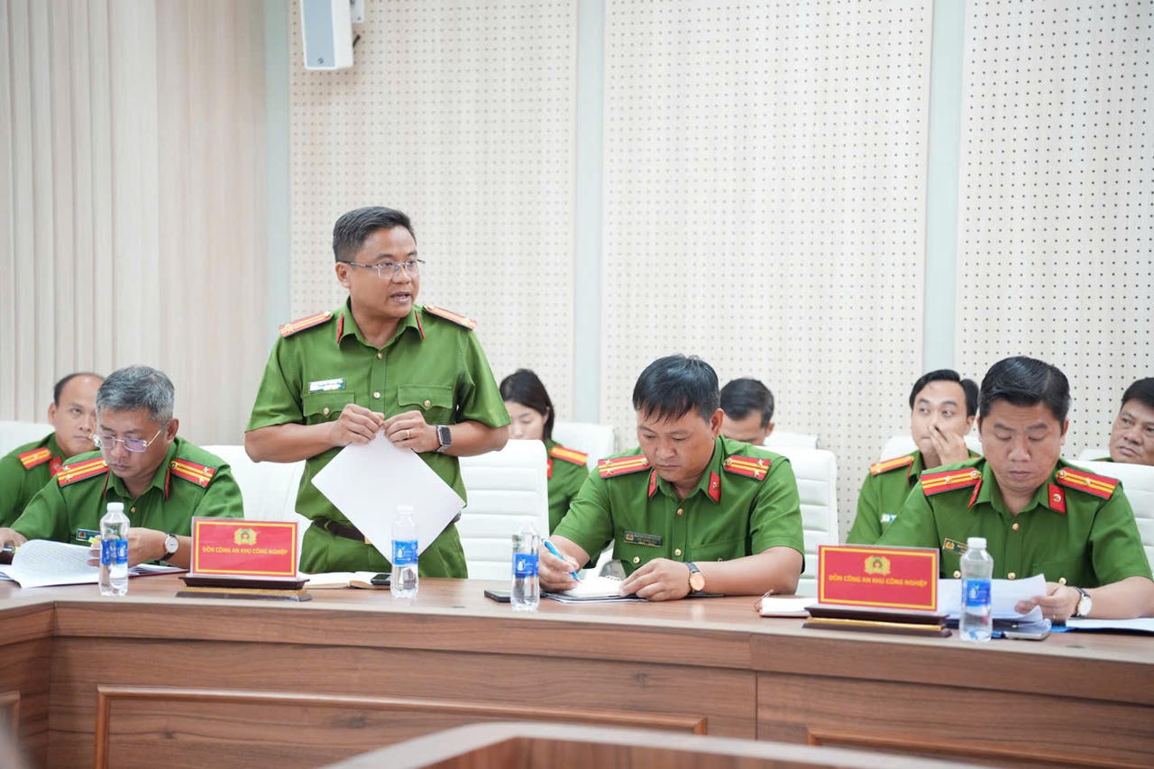 Đại diện các đồn công an KCN báo cáo tình hình an ninh, trật tự và những vấn đề phát sinh tại địa bàn phụ trách. (Ảnh: CAĐN)
