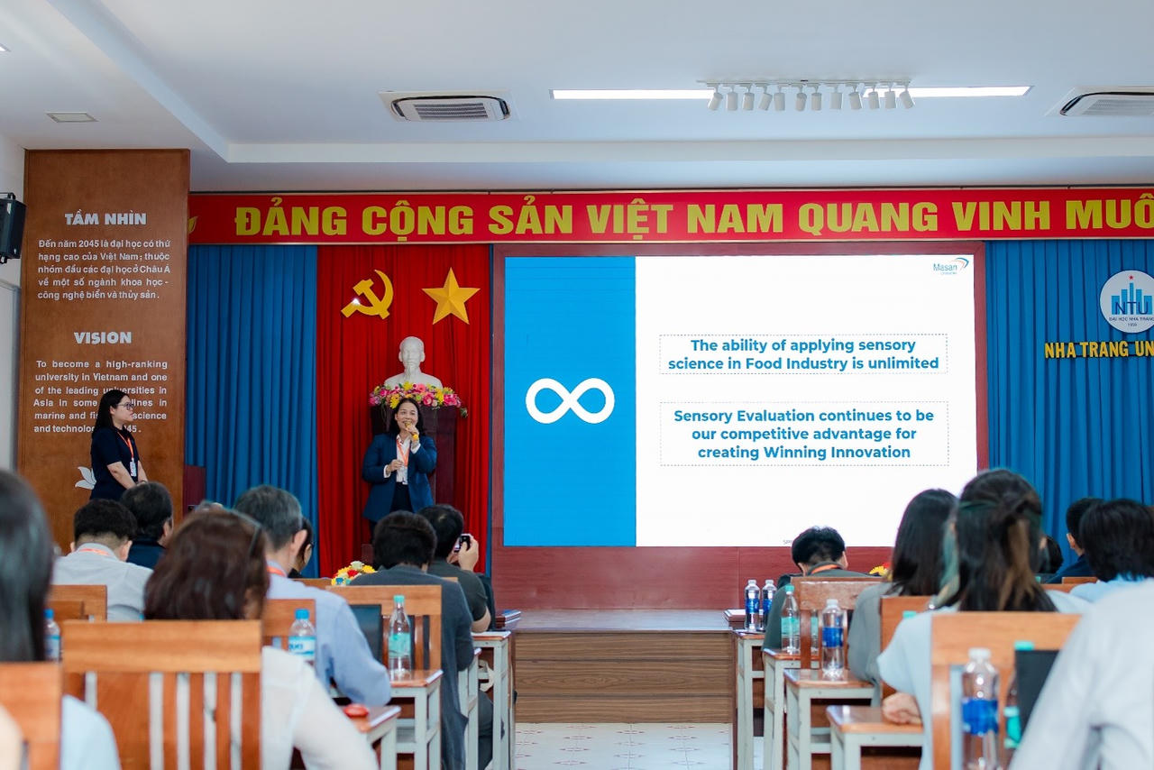Bà Lê Thị Nga, Phó Tổng Giám đốc phụ trách Nghiên cứu và Phát triển Sản phẩm của Masan Consumer đã trình bày tham luận.