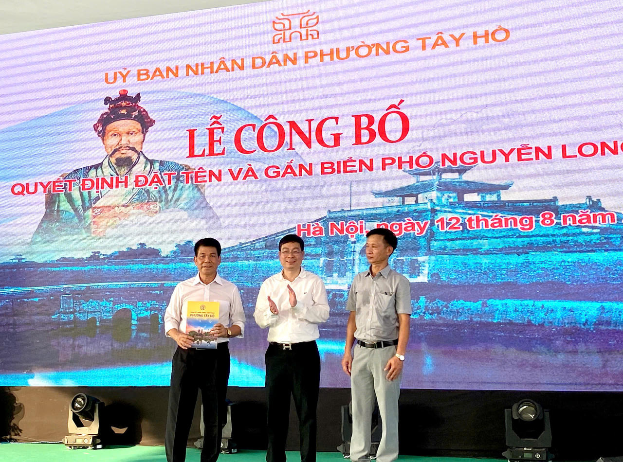 Đại diện gia đình, dòng họ Nguyễn Long lên nhận trao quyết định. (Ảnh: PV)