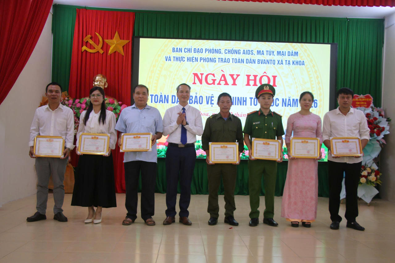 Tặng Giấy khen cho các tập thể, cá nhân có thành tích xuất sắc trong công tác đảm bảo an ninh trật tự tại địa phương (Ảnh: Quốc Định).